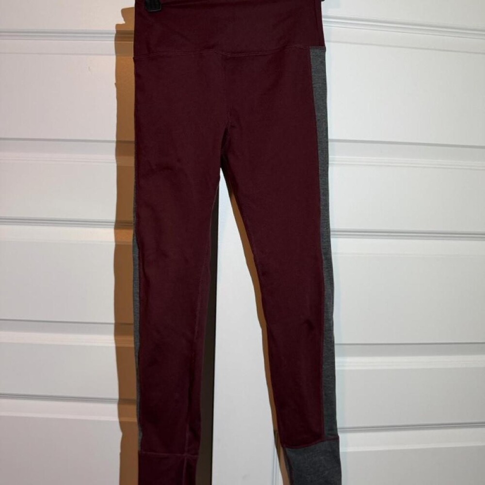 Vuori burgundy leggings with gray side panels size 4 #activewear #athleisure